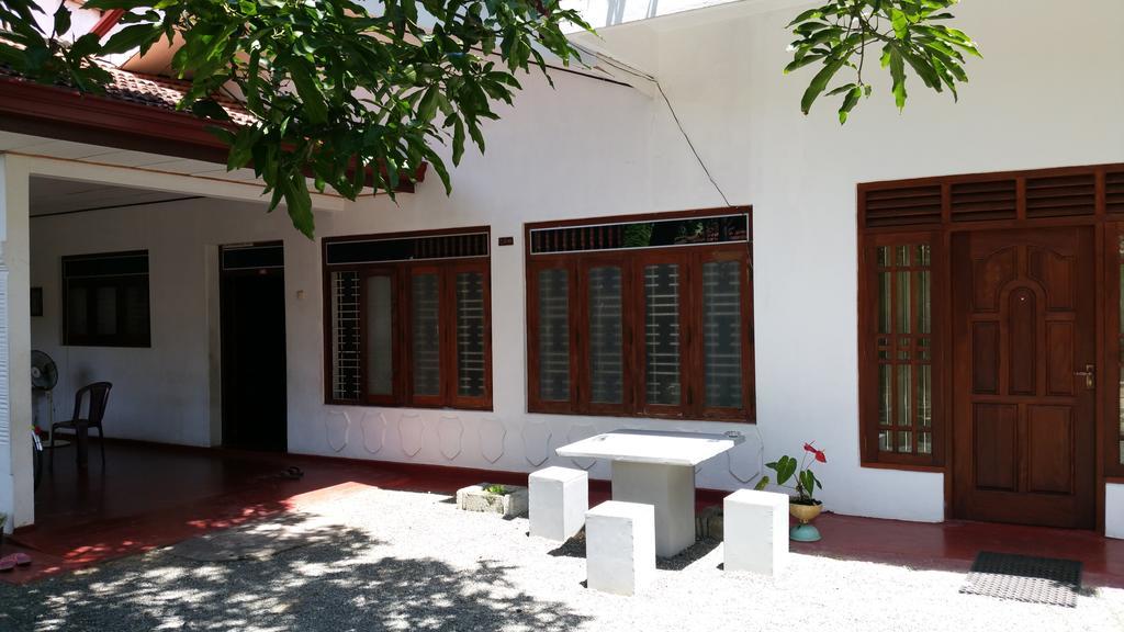 Hotel Desitha Family House à Mirissa Extérieur photo