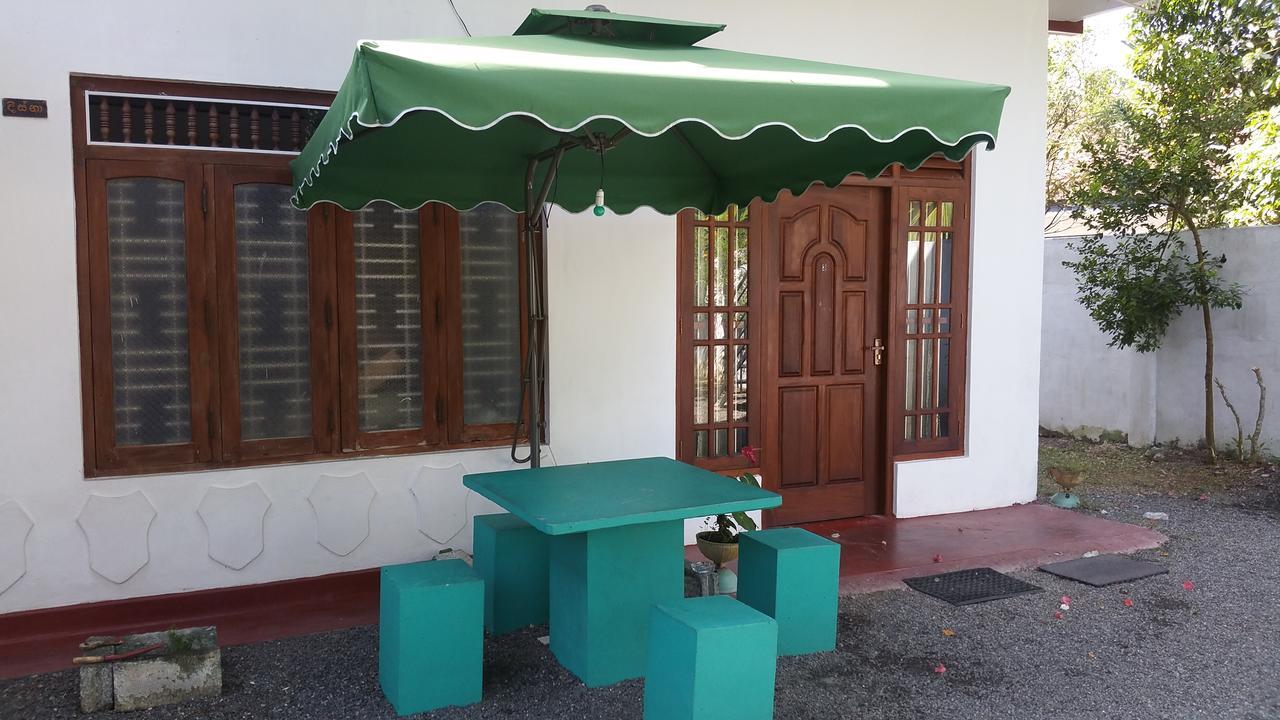 Hotel Desitha Family House à Mirissa Extérieur photo